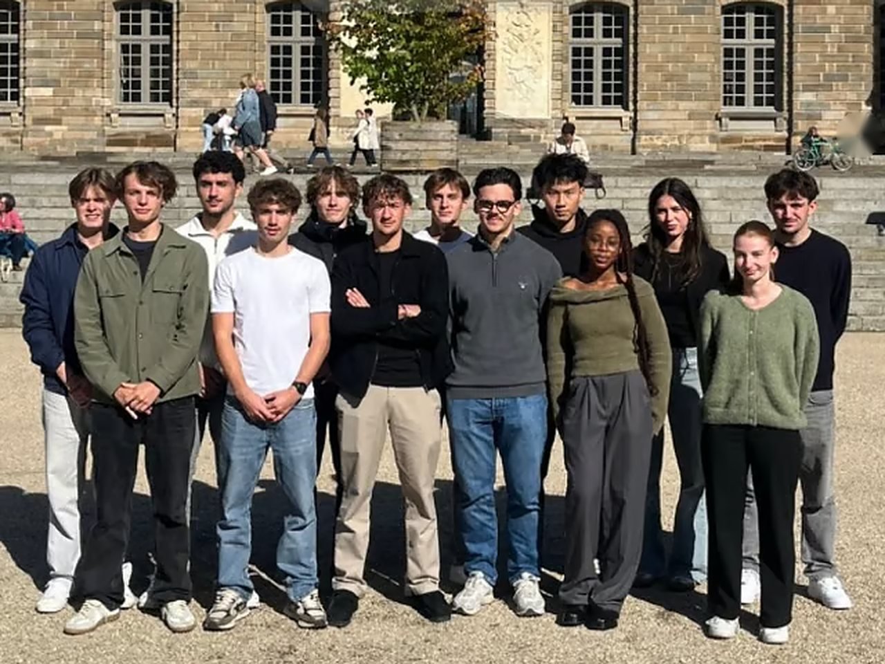L’équipe d’Eko Conseil réunie en plein air, devant un bâtiment historique de Rennes.